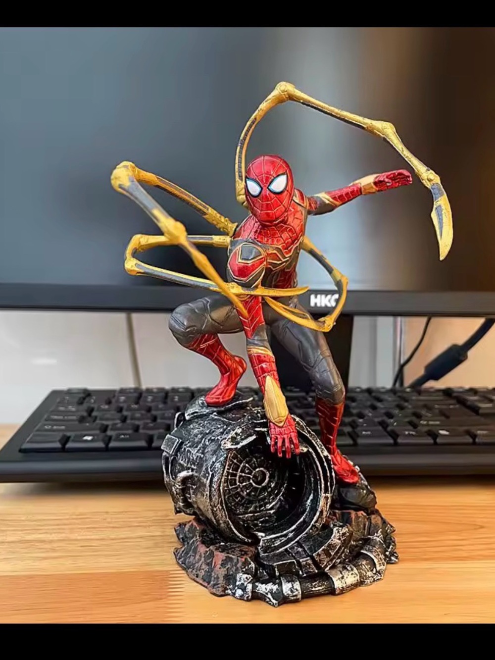 Spider-Man Red & Gold Action Statue - Figurine